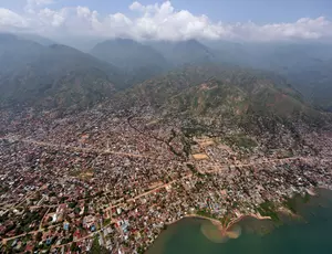 Vue aérienne de la ville d'Uvira